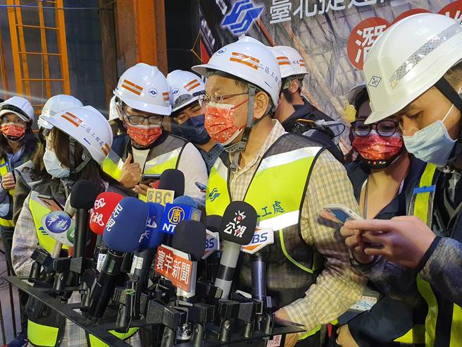 民眾黨主席柯文哲今（19日）回應，「我們本來就在找，已經在找，所以我們找到就搬出去，本來就在做的事。」（葉書宏攝）