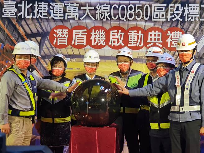 台北市長柯文哲今（19日）下午前往萬大中和線永和永平國小站視察潛盾機作業。（葉書宏攝）