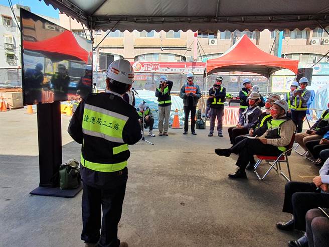 台北市長柯文哲今（19日）下午前往萬大中和線永和永平國小站視察潛盾機作業。（葉書宏攝）