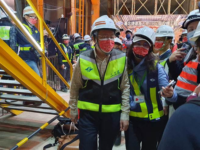 台北市長柯文哲今（19日）下午前往萬大中和線永和永平國小站視察潛盾機作業。（葉書宏攝）