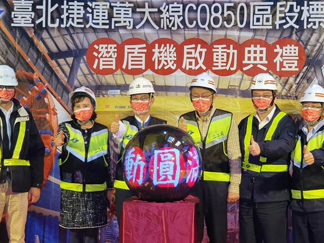 台北市長柯文哲今（19日）下午前往萬大中和線永和永平國小站視察潛盾機作業。（葉書宏攝）