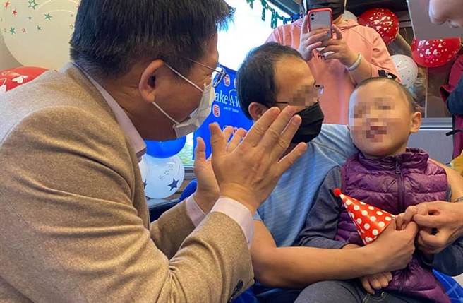 1月29日，7歲腦瘤童辰辰搭鳴日號慶生，圓夢後的他，已經到天上當天使了。（照片來源：林佳龍臉書）