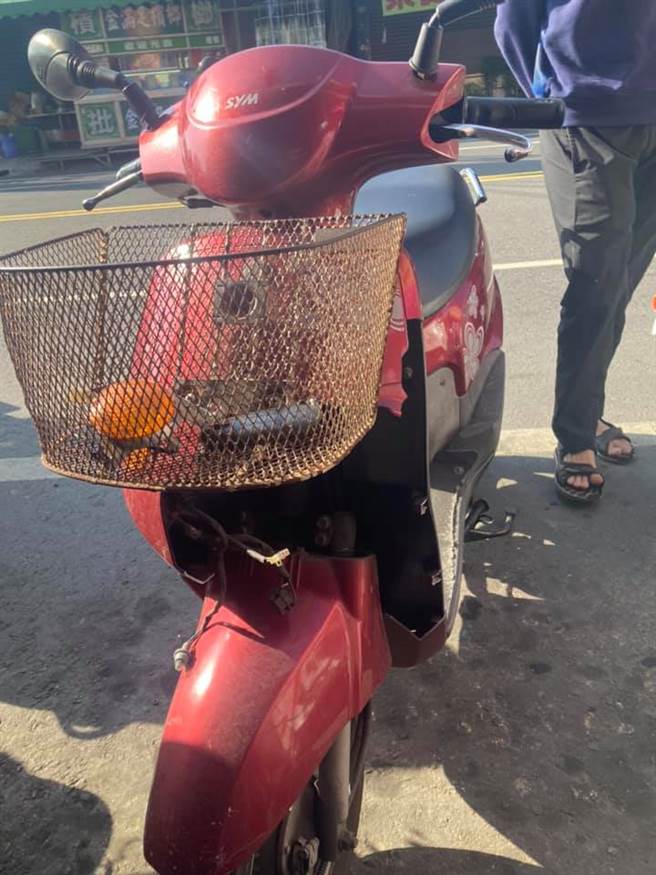 原PO因來不及閃避，因此撞上阿伯的摩托車。(圖取自爆怨公社)