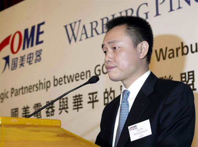 因罪入狱10年的前大陆首富黄光裕日前出狱重获自由，他昨晚发出国美集团内部信表示，深刻领悟企业爱国爱党的意义。图为2006年黄光裕在香港举行新闻发布会上。（图／中新社）