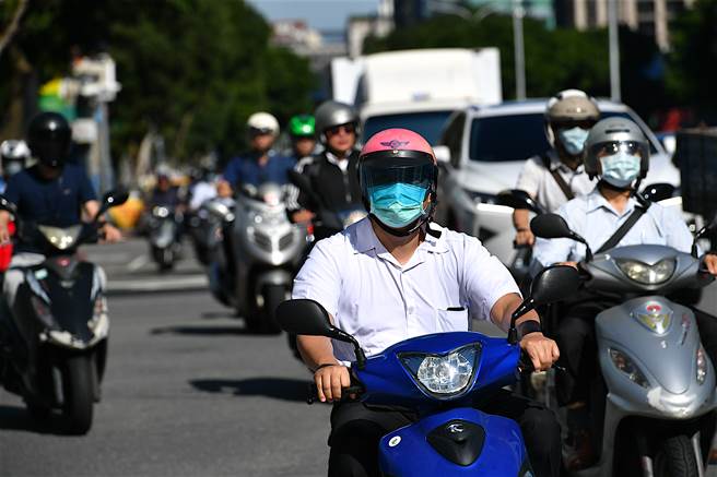 有網友抱怨，昨日騎車在路上，一名阿伯突然竄出，讓他反應不及就撞了上去。(達志影像/示意圖非當事人)