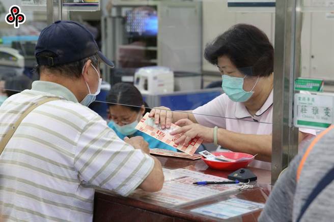 外傳年金改革要砍向郵政、電信退休人員，交通部強調，郵電退休同仁的待遇低於公務員，已建議不調整所得替代率。（本報資料照）