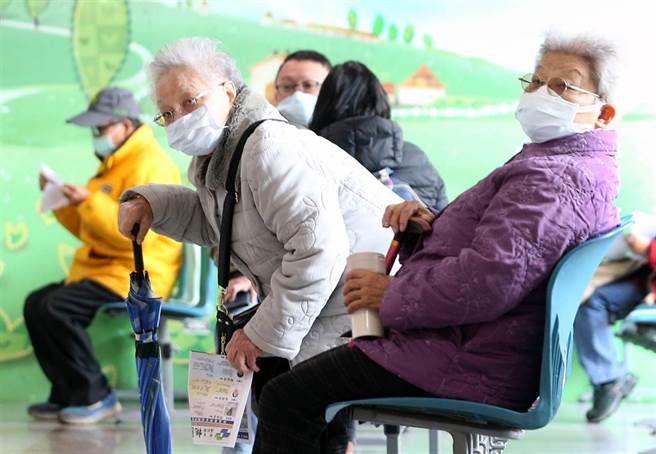 桃园医院19日重新启用并举办庆祝仪式，看诊及领药的民眾也逐渐回流。（范扬光摄）