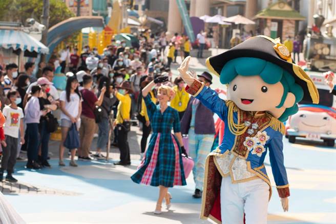 义大游乐世界今年新春推出全新游行「牛仔大冒险」，绚烂花车及精彩特技演出相当吸睛，让游客纷纷拿起手机抢拍画面。（义大游乐世界提供／林雅惠高雄传真）