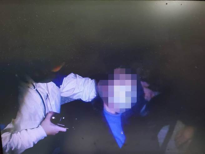 警方在乌日区一处停车场附近寻获陈姓女子，立即协助她解开繫在脖子上的绳子。(警方提供／林欣仪台中传真)