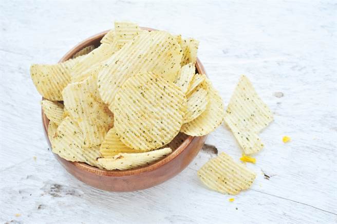 妇女若每天食用一小包油炸马铃薯片之类的油炸食品，其中所含丙烯酰胺就足以提高致癌机率。(示意图/Shutterstock)