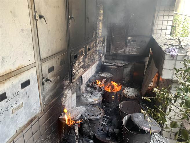 嘉义市某栋大楼的金炉集中放在一起，突然发火烧爆。（读者提供）