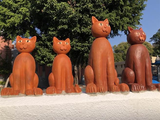 4隻喵星人端坐圍牆上，萌模樣讓人不禁多看幾眼。（李金生攝）