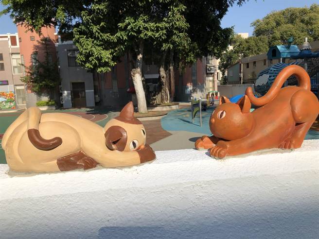 2隻調皮相望的小貓，抓住路人和遊客的眼光。（李金生攝）