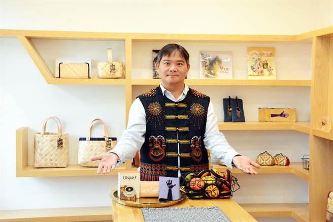 有著濃濃原民風味的屏東原百貨，部落精品已陸續上架，預計母親節前夕就能熱鬧開幕。（林和生攝）