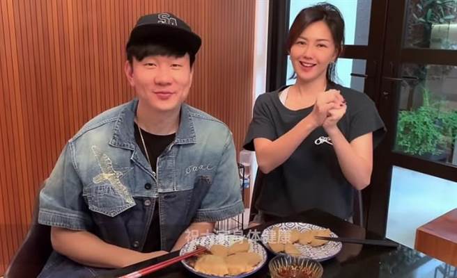JJ和孙燕姿一同包饺子祝贺新春快乐。（翻摄林俊杰YouTube）