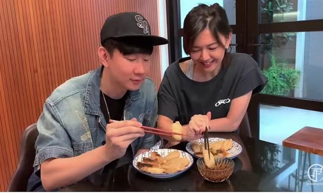 JJ和孙燕姿一同包饺子祝贺新春快乐。（翻摄林俊杰YouTube）