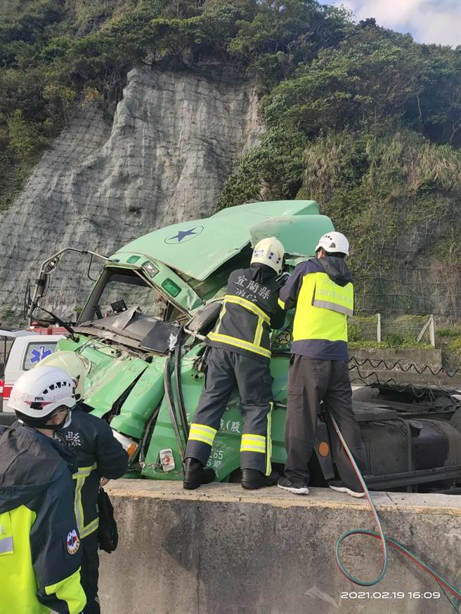 一輛貨櫃曳引車今（19日）下午3時許，行經新北市貢寮區台2線113.5公里處、往宜蘭方向，疑因不明原因翻覆。（翻攝）