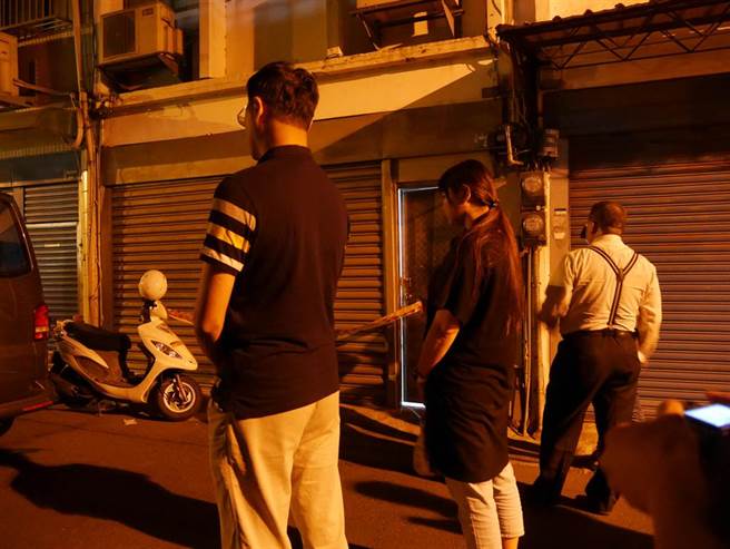 母亲惨遭父亲杀害分尸，一双子女泪眼看警方搜索。（中时资料照 蔡依珍摄）