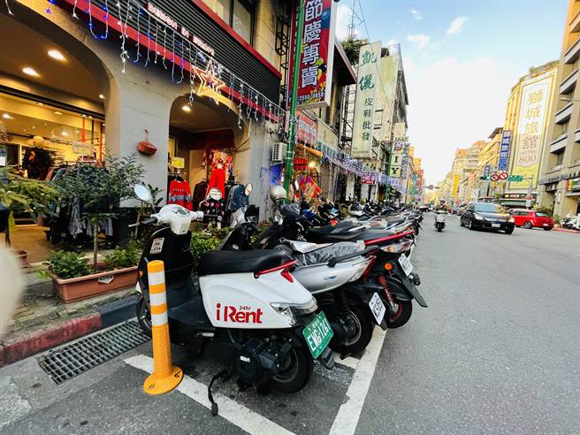 北市12956 辆共享机车   同车格禁停放超过3天 违者取消营运许可。（吴康玮摄）