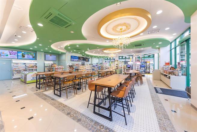 7-11「鳳儀門市」空間設計以河川為發想，白、綠主色調象徵川流全景。（7-11提供）