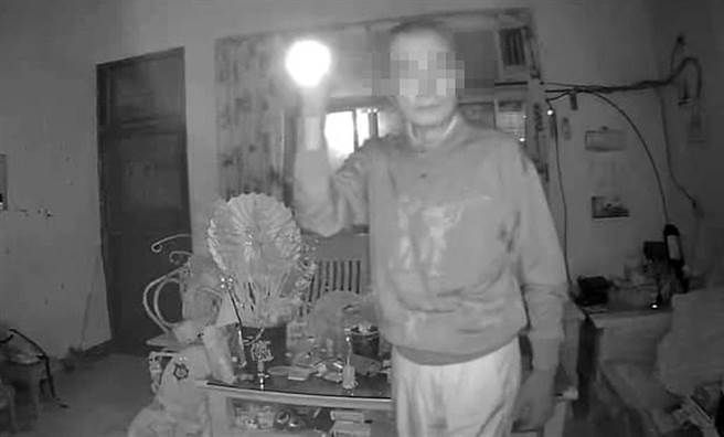 网友从远端监视器发现偷儿上门，警网随即赶到逮人。(翻摄画面)