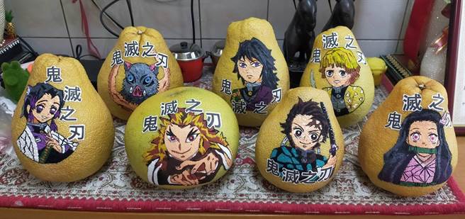 台中市大里区健民里长林进兴，结合画画兴趣，将《鬼灭之刃》角色画在文旦上，网赞是被里长耽搁的画家。（林进兴提供／黄国峰台中传真）