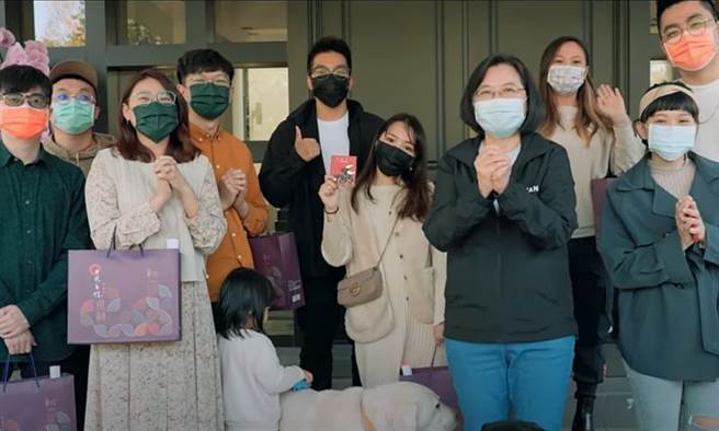 总统蔡英文去年邀请网红一同拍摄公益月历。活动结束后蔡英文也邀请网红们到官邸吃饭。（图／翻摄蔡英文脸书）