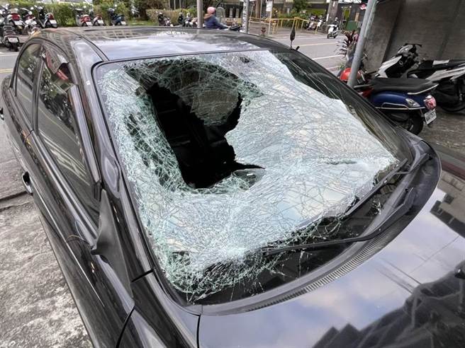 自小客车高速撞上路人后，路人弹飞起来将副驾驶座的挡风玻璃撞破一个大洞。 （读者提供／胡健森宜兰传真）