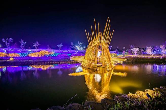 南投燈會19日正式點燈，將貓羅溪周邊妝點成七彩霓虹，十分美麗。（南投縣政府提供／黃立杰南投傳真）