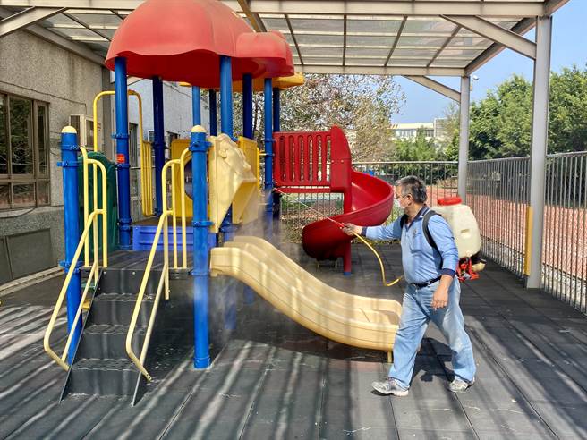 继续坚守防疫圈，并确保开学前校园环境安全，投县府19日全面启动校园清洁工作。（黄立杰摄）