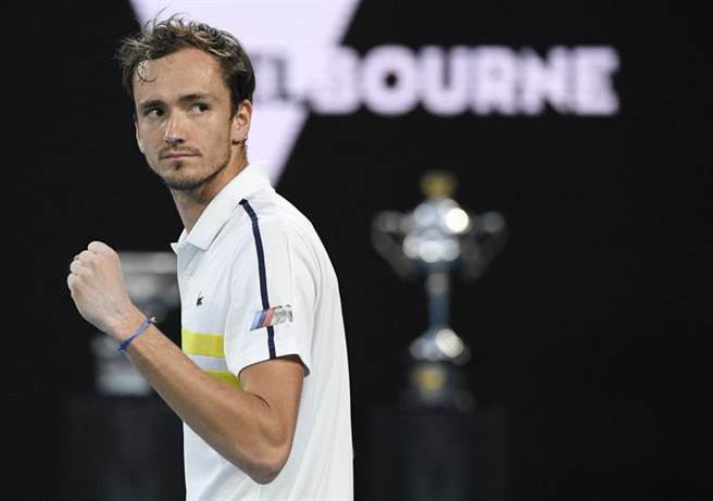 麦维德夫（Daniil Medvedev）直落三拍落西西帕斯，生涯第二度闯大满贯决赛。（美联社）