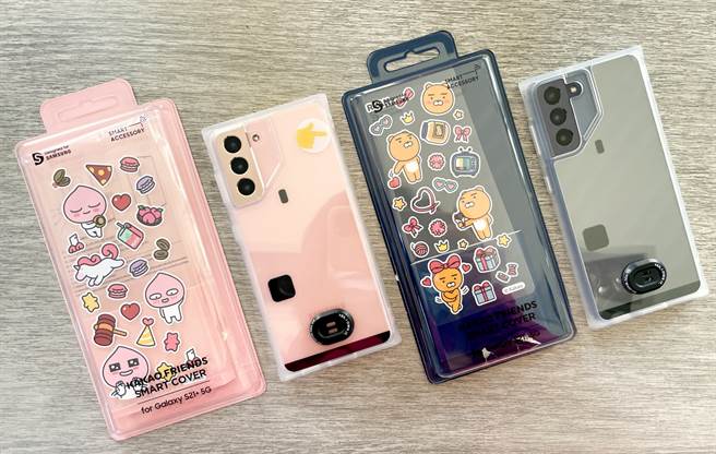 三星与Kakao Friends为Galaxy S21系列推出专属保护壳，背面都是透明样式，可透过所附贴纸来装饰，遮蔽NFC标籤。（黄慧雯摄）
