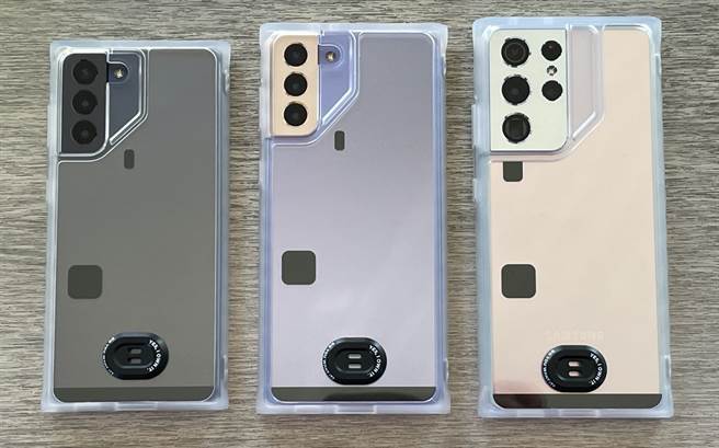 三星与Kakao Friends为Galaxy S21系列推出专属保护壳，背面都是透明样式。（黄慧雯摄）
