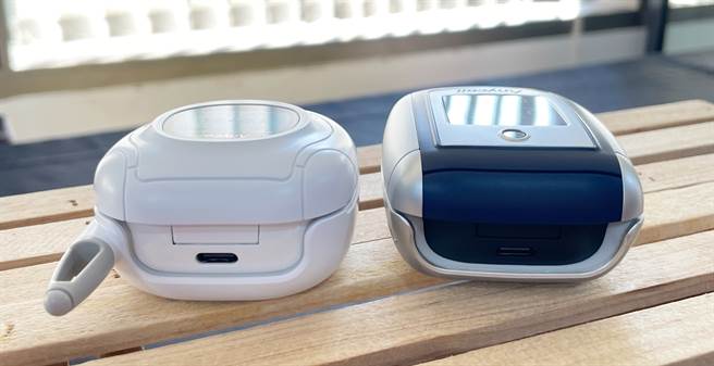 Galaxy Buds Pro復古AnyCall保护壳有预留充电孔空间。（黄慧雯摄）