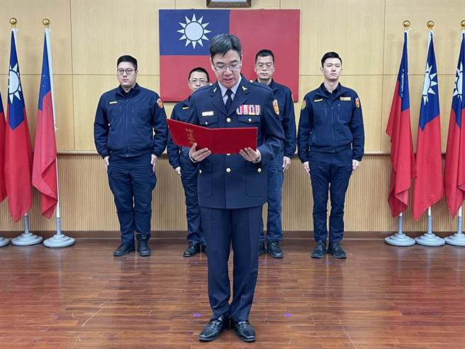 新北市中和警分局今（19日）上午11时举办国光派出所所长林宏明、中和派出所赵和湘、景安派出所所长吕义原及交通分队分队长曹恒鸣联合布达典礼。（中和警分局提供）
