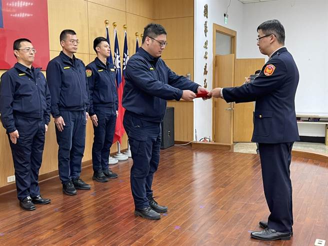 新北市中和警分局今（19日）上午11时举办国光派出所所长林宏明、中和派出所赵和湘、景安派出所所长吕义原及交通分队分队长曹恒鸣联合布达典礼。（中和警分局提供）