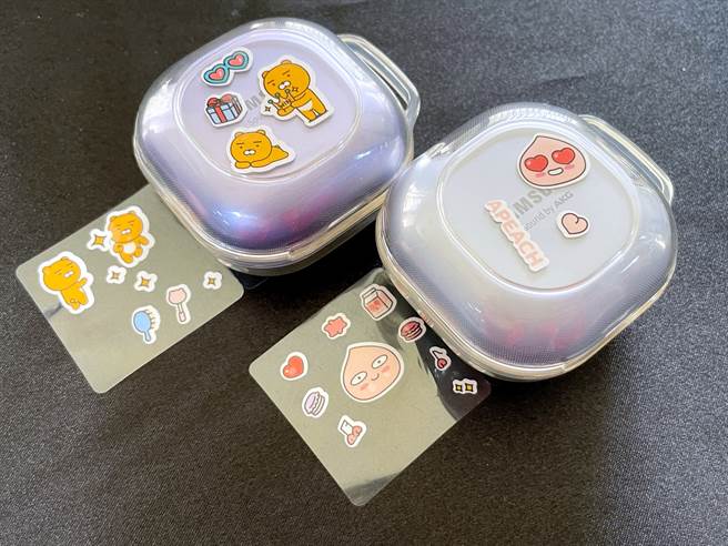 Kakao Friends Galaxy Buds Pro保护壳透明款附有贴纸。（黄慧雯摄）
