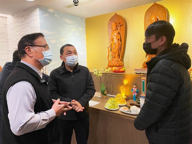 新北市长侯友宜、警察局长黄宗仁今（19日）前往灵堂吊唁，侯指示警察局全力协助家属后续丧葬事宜。（警察局提供）