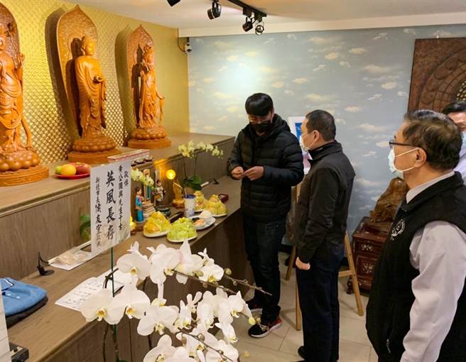 新北市长侯友宜、警察局长黄宗仁今（19日）前往灵堂吊信，侯指示警察局全力协助家属后续丧葬事宜。（警察局提供）
