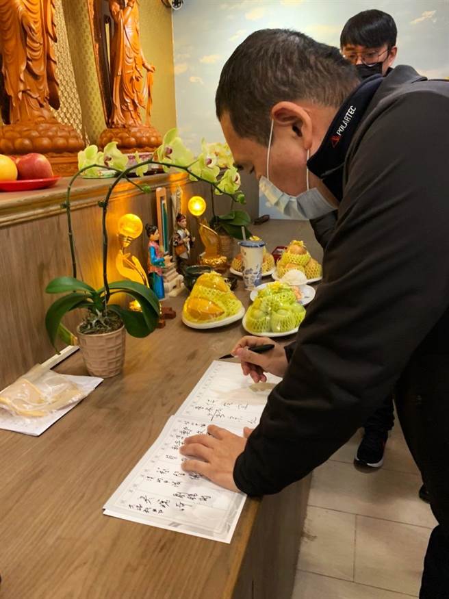 新北市长侯友宜、警察局长黄宗仁今（19日）前往灵堂吊信，侯指示警察局全力协助家属后续丧葬事宜。（警察局提供）