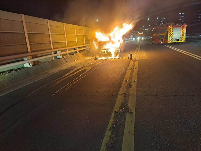 基隆大业隧道口惊见九人座汽车烧成火球 起火原因仍待调查。（基隆市消防局提供／吴康玮基隆传真）