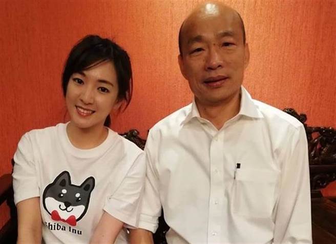 图为前高雄市长韩国瑜与广播节目正妹主持人 何庭欢合影。(图/翻摄自 何庭欢脸书)
