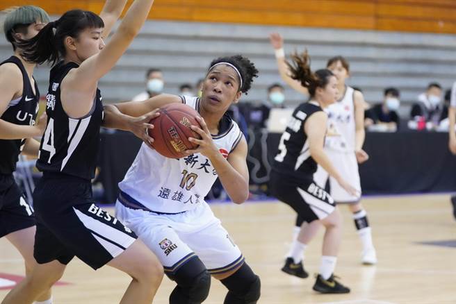 世新菲律宾籍中锋洁丹妮儿19日拿下21分、14篮板的亮眼双十数据。(大专体总提供)