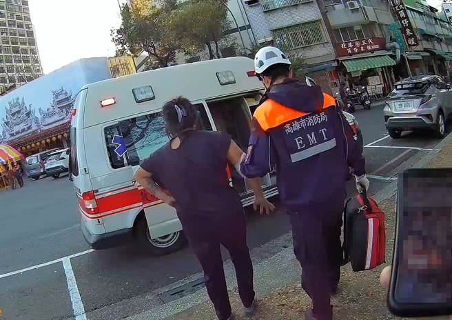 高雄街頭傳兇殺案 婦人遭醉男連刺4刀滿身血送醫急救