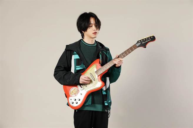 许含光身穿BOSS早春新品展现现代风格的优雅气质。（摄影石智中）