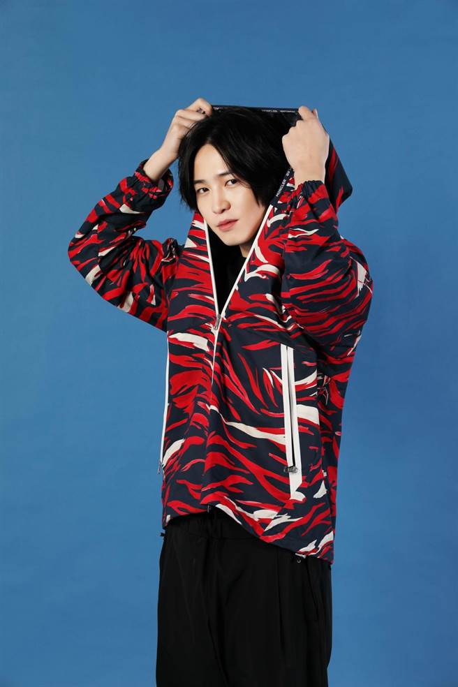 许含光身穿Moncler鲜艳的红色外套，让他笑说这样好潮。（摄影石智中）