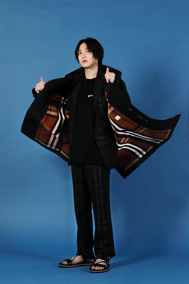 许含光身穿Burberry长版外套展现英伦绅士风。（摄影石智中）