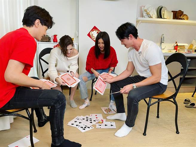 眾人饭后玩起扑克牌。（最大国际娱乐提供）