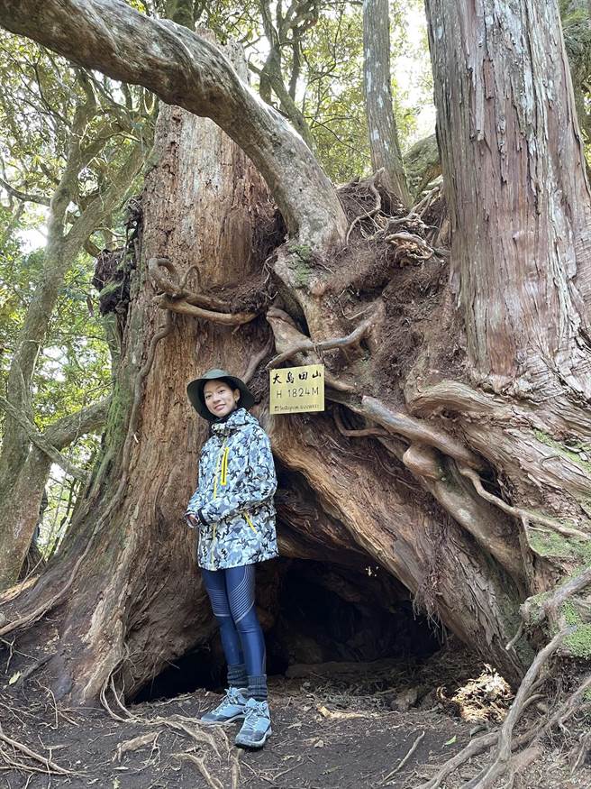 陳妤穿著代言的服飾品牌TOUCH AERO登山。（好好娛樂提供）