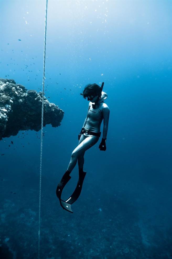 陳妤潛水巧遇鬼蝠魟直呼幸運。（LAZYFISH提供）